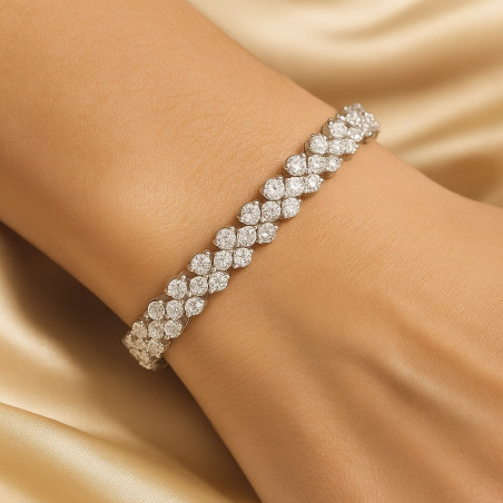 “Crystal Elegance” bracelet – 17 cm, crafted from high-quality material with silver plating. A refined intertwined design adorne