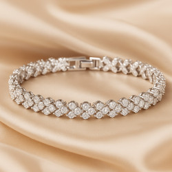 “Crystal Elegance” bracelet – 17 cm, crafted from high-quality material with silver plating. A refined intertwined design adorne