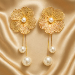 Pearl Blossom – Gold-Plated Earrings with Pearl Imitation | Elegant Floral Design